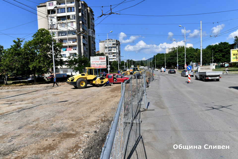 
Изграждането на кръговото движение между булевардите „Бургаско шосе“ и „Илинденско въстание“ в Сливен се извършва по график. Половината от площта е почистена...